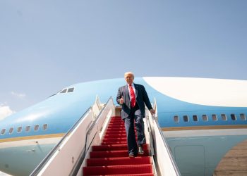 Trump’ı taşıyan Air Force One rotasından döndü