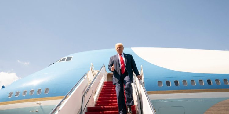 Trump’ı taşıyan Air Force One rotasından döndü