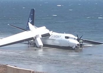 Somali’de yolcu uçağı sahile düştü!