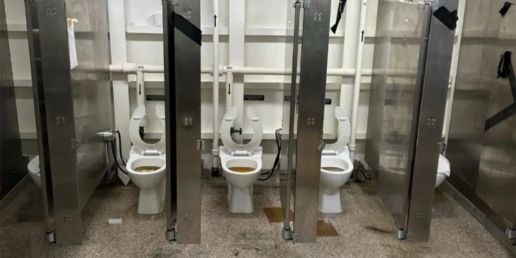 ABD’nin uçak gemisinde tuvalet krizi büyüyor!