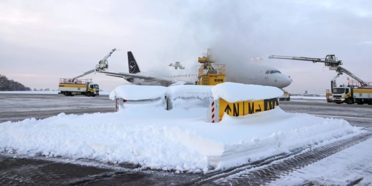 Lufthansa yolcuları uçaklarda sabahladı