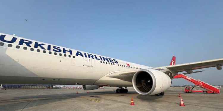 THY uçağı Kolkata’ya acil iniş yaptı