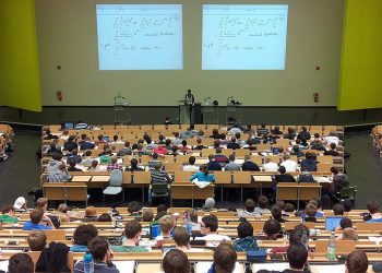 Yükseköğretimde dijital yetkinlik: Öğretim üyeleri için yeni bir mesleki zorunluluk